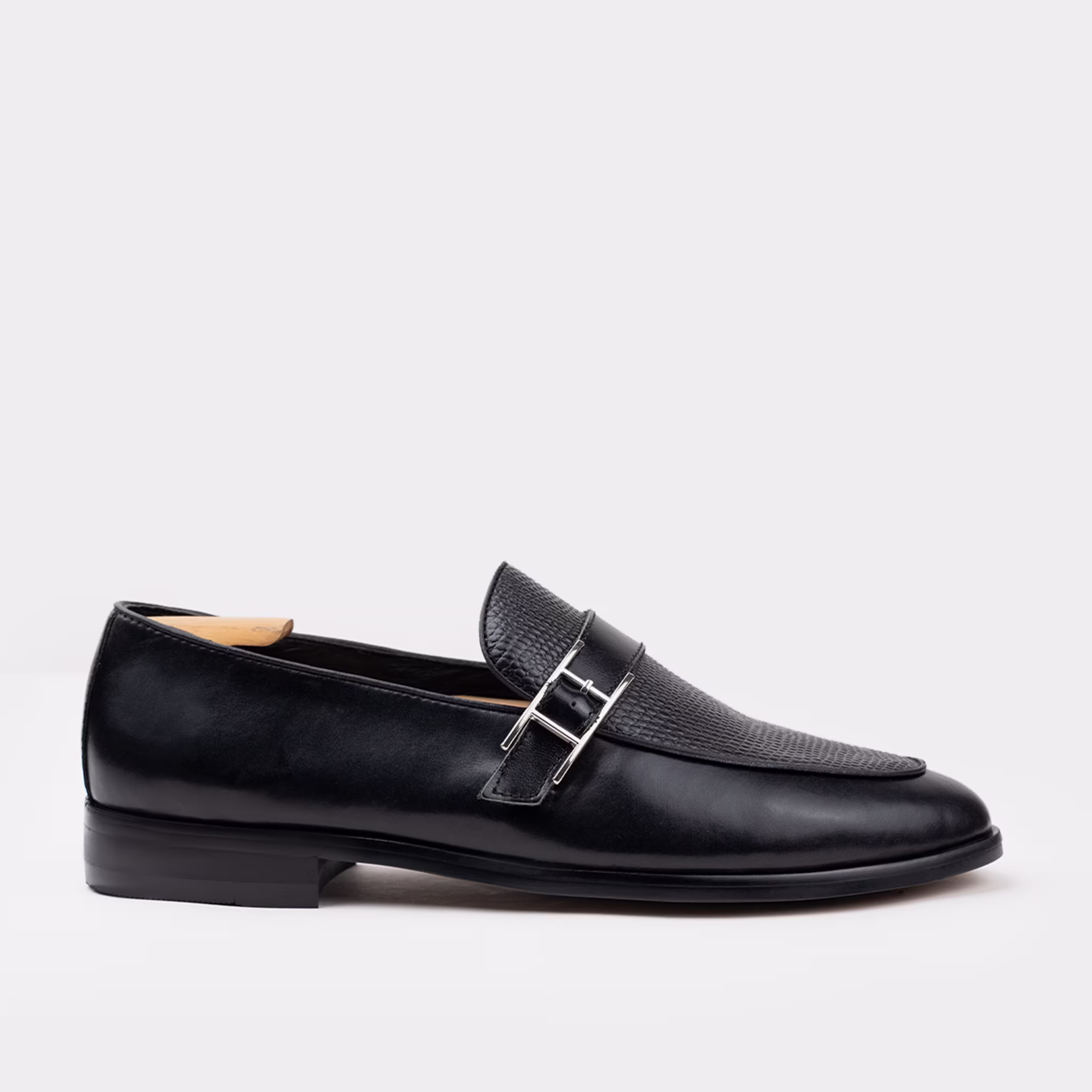GRANULE BUCKLE LOAFER
