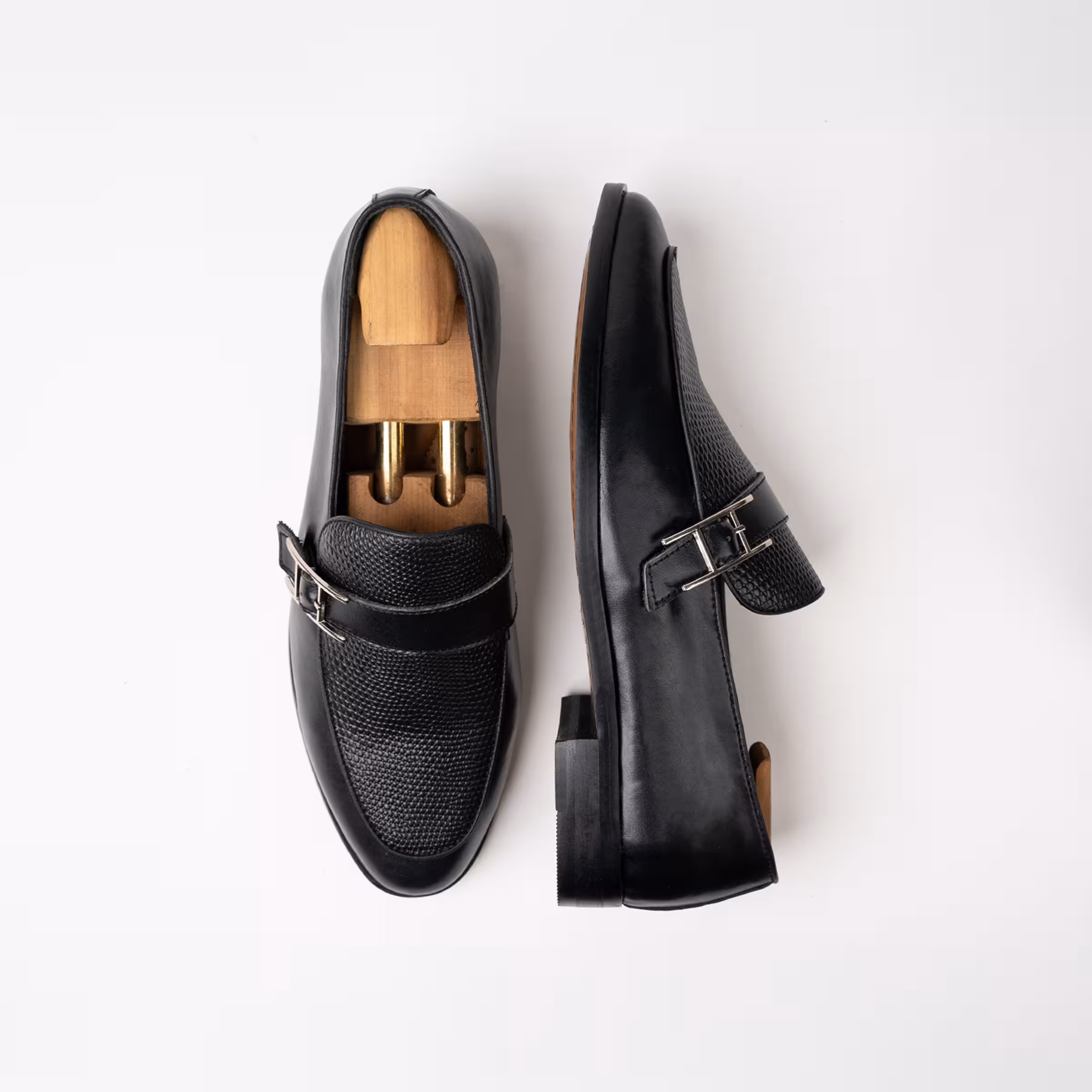 GRANULE BUCKLE LOAFER