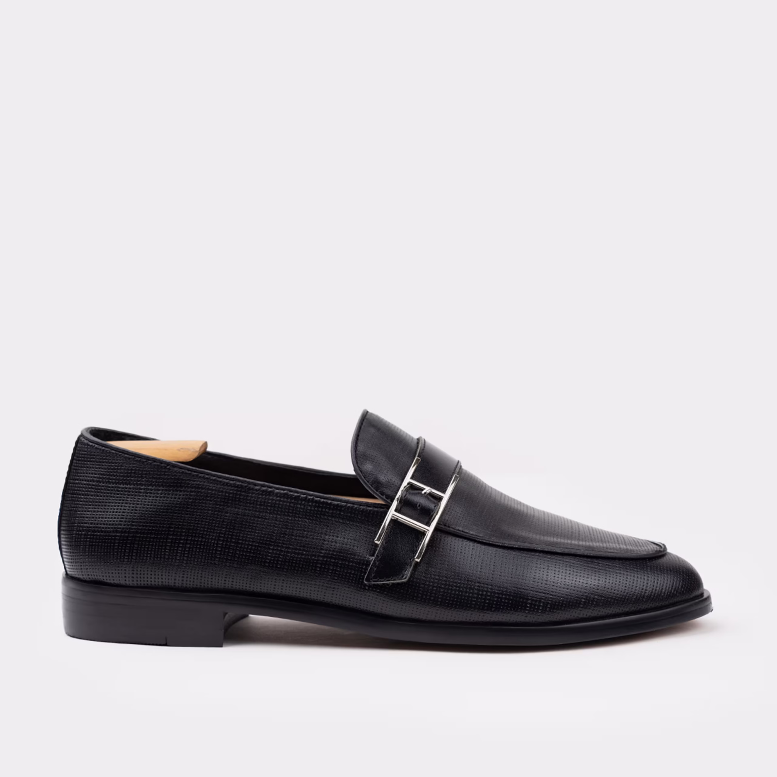 GRANULE BUCKLE LOAFER