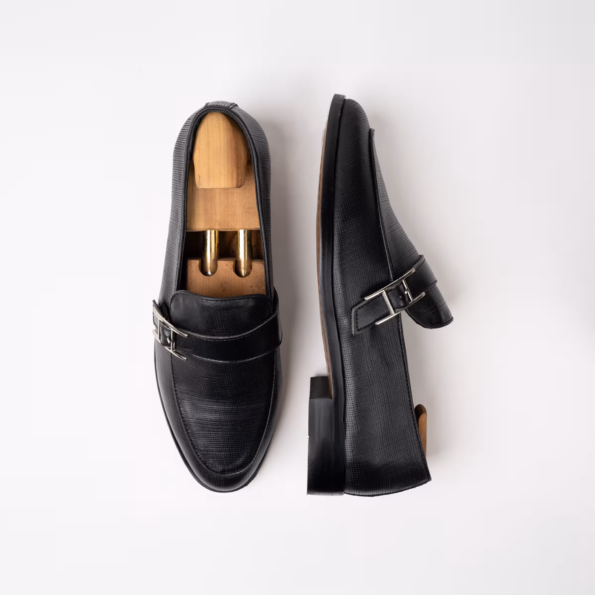 GRANULE BUCKLE LOAFER